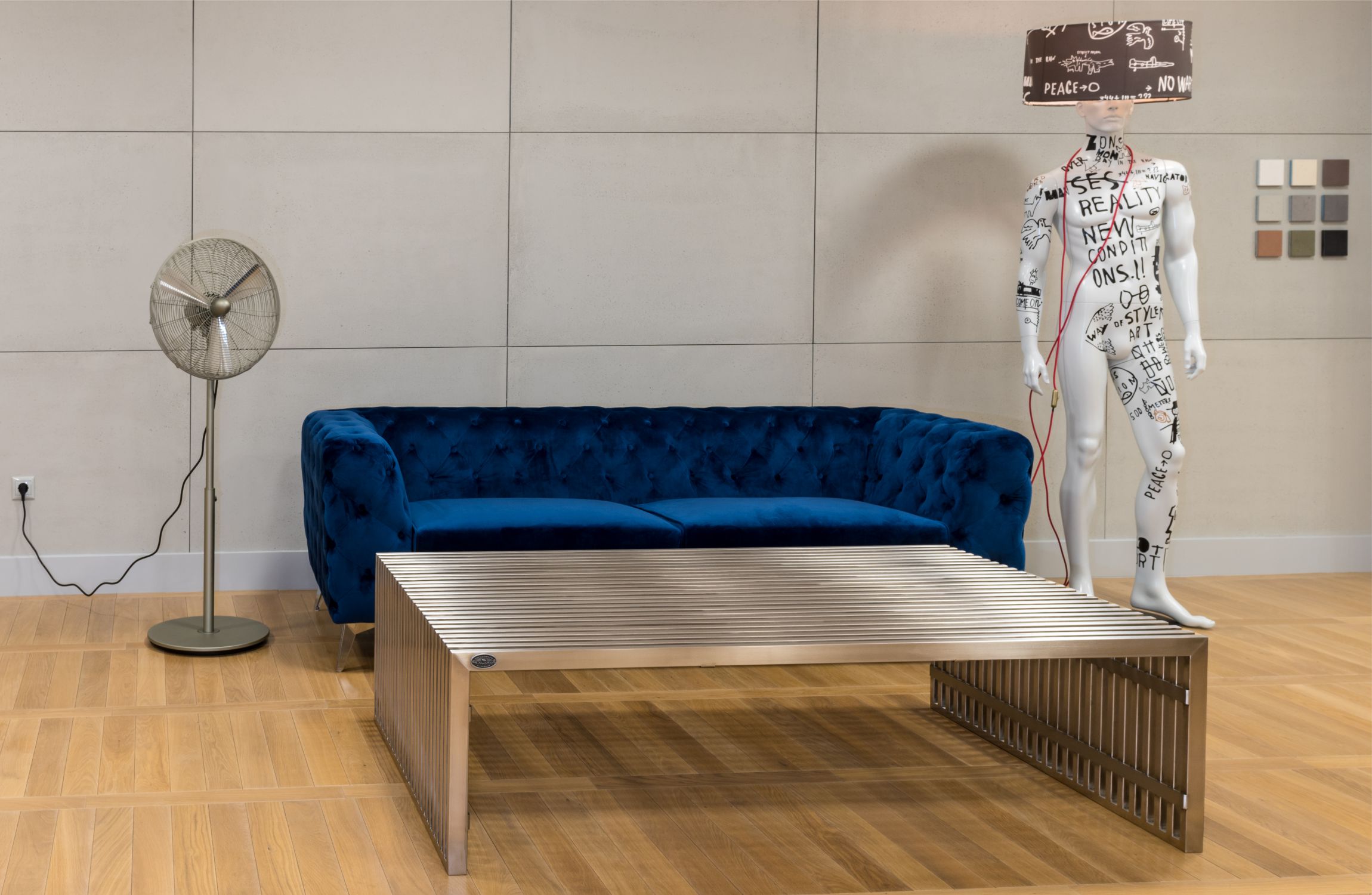 beton falburokolat, szálcsiszolt dohányzóasztla, férfi mannequinlámpával