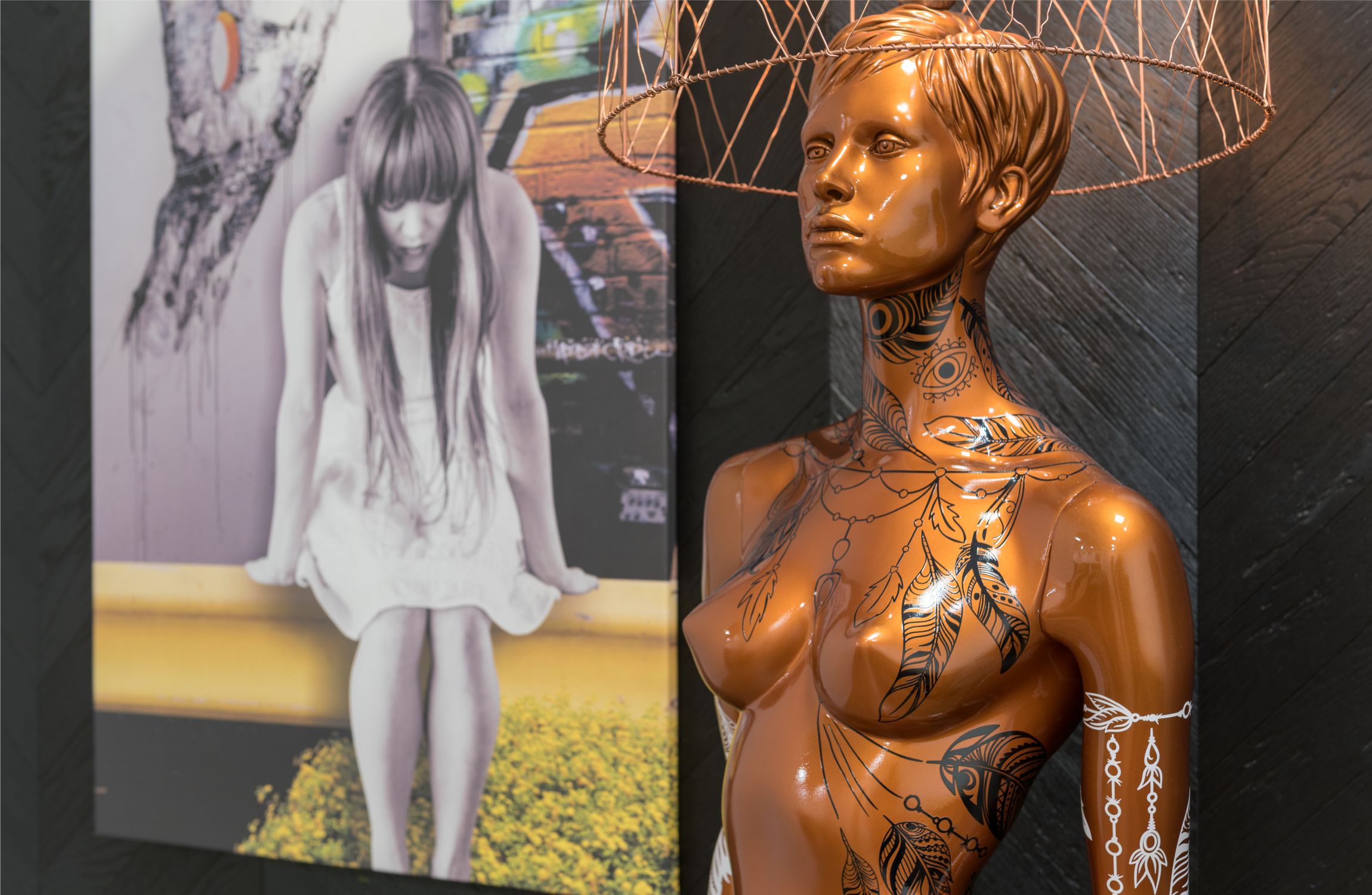 bronz alapszínű mannequinlámpa feket fal előtt