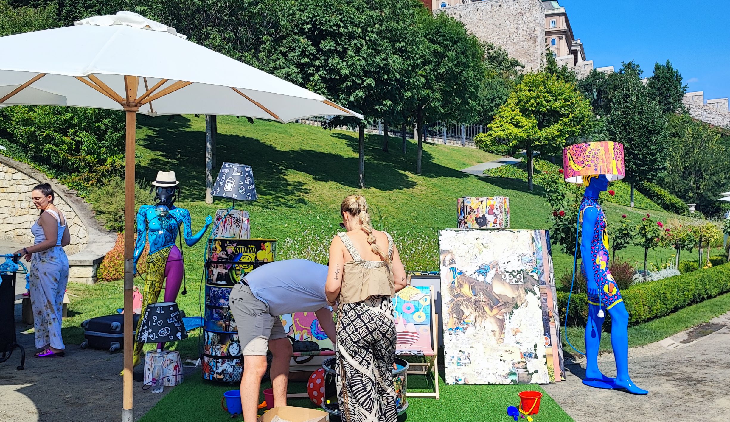 Kirakodóvásár nyáron a várkertbazárban, kilátással a Dunára és az Országházra