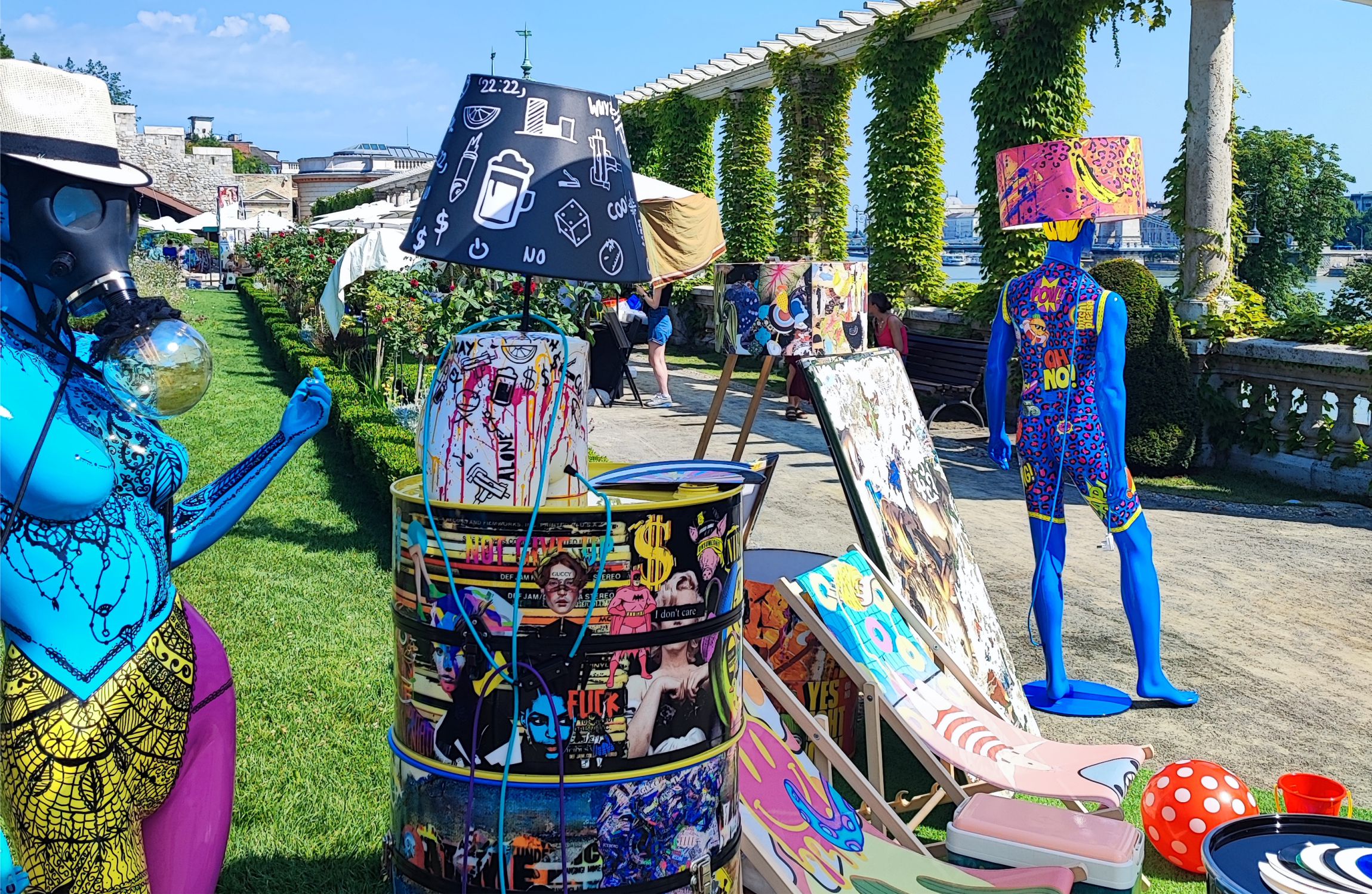 Függőkert mellett sorakoznak a színes mannequinlámpáink és asztalaink