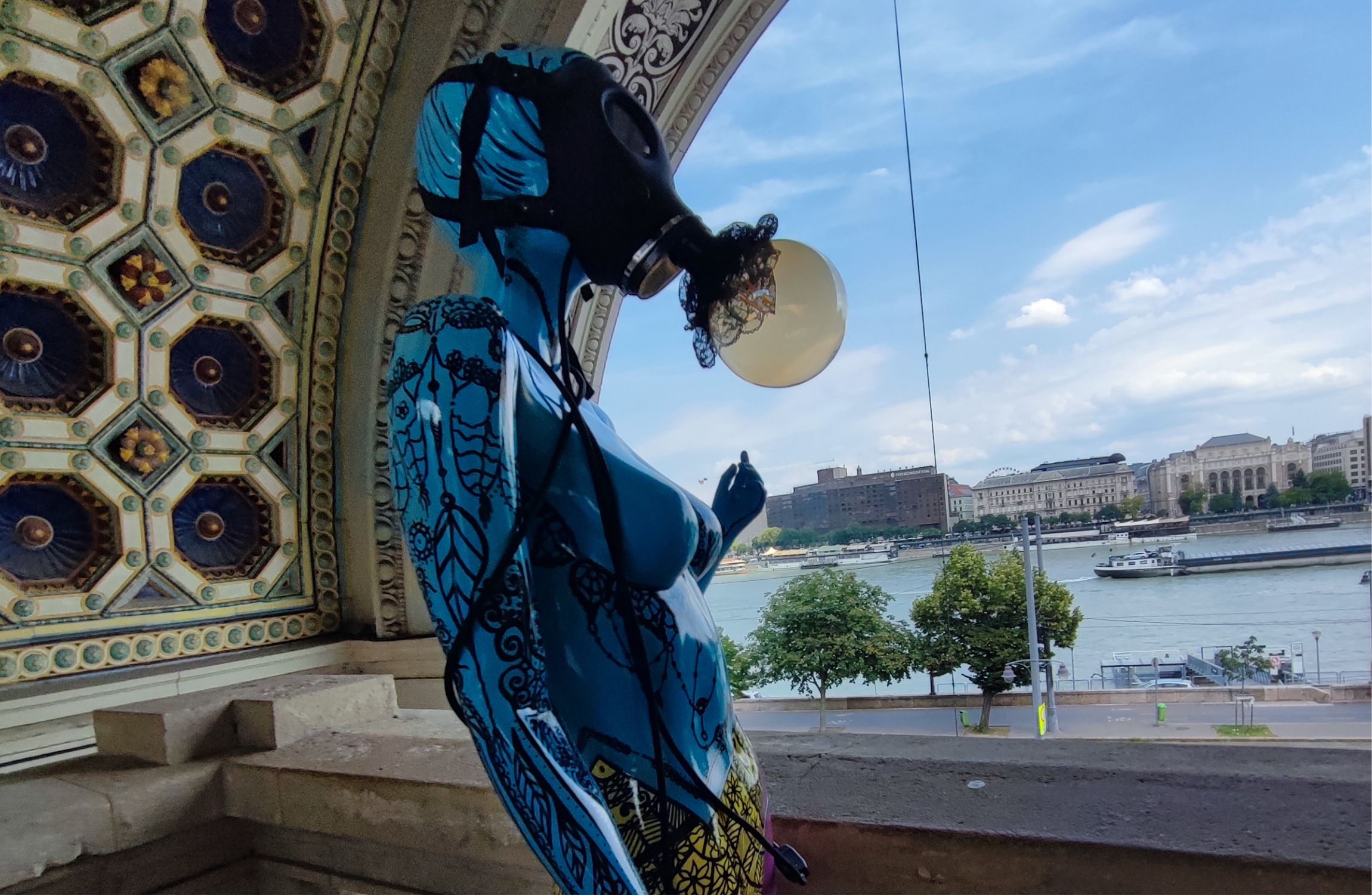 Mannequinlámpa nézi a Dunát a várból