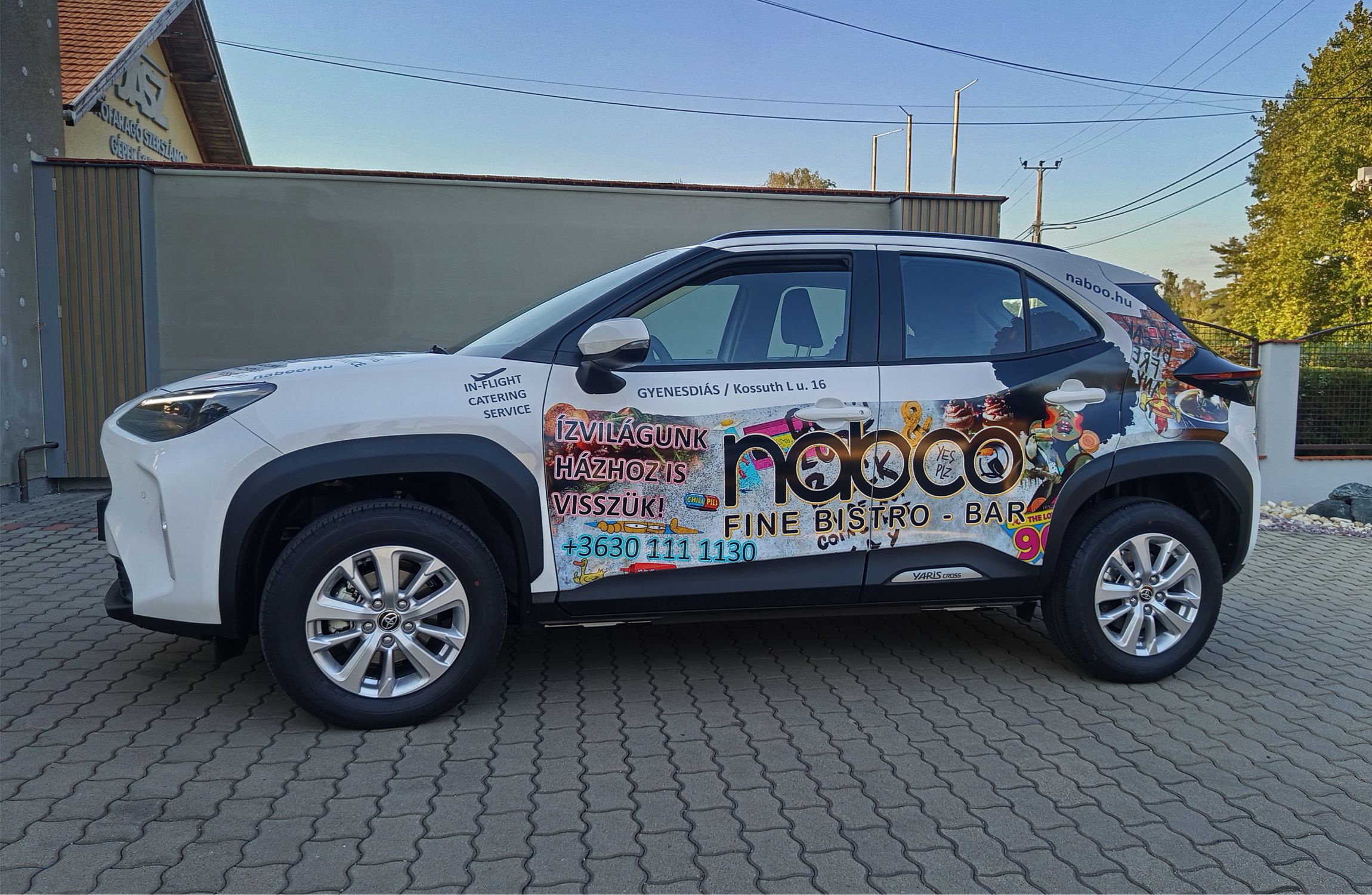 Toyota éttermi autó egyedi grafikával