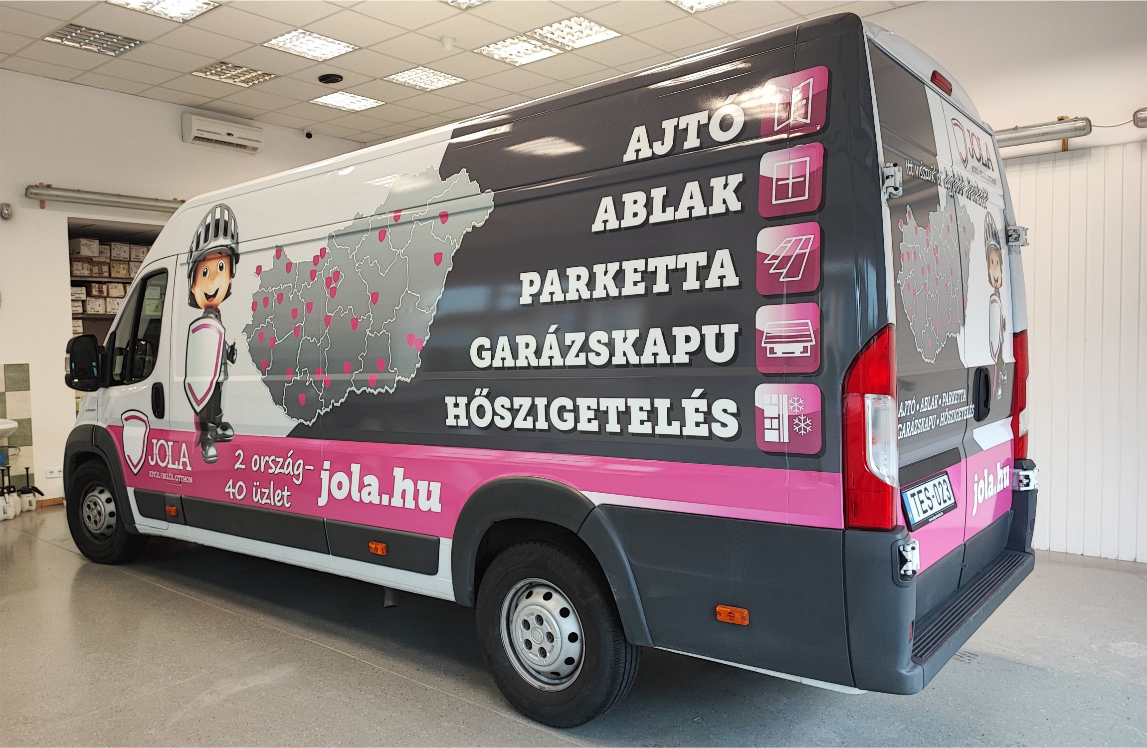 bolthálózat arculatának megjelenése kiszállító autón