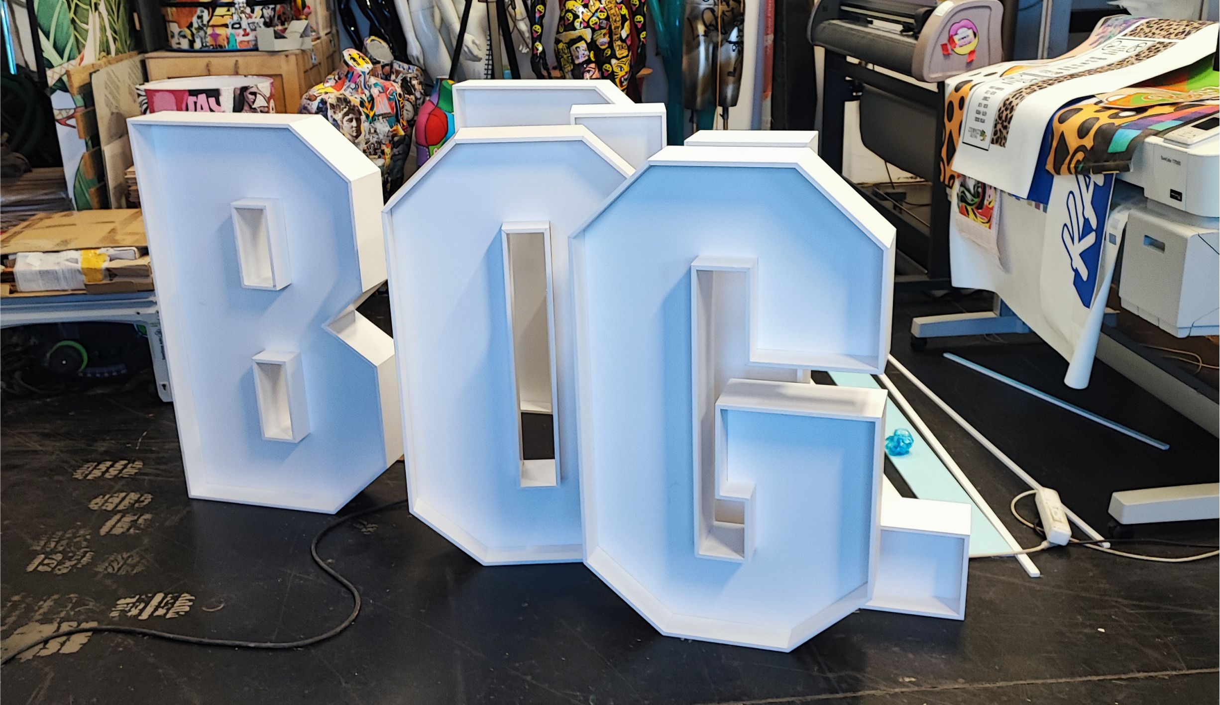 műhely csendélet 3D lettersign dobozbetűkkel