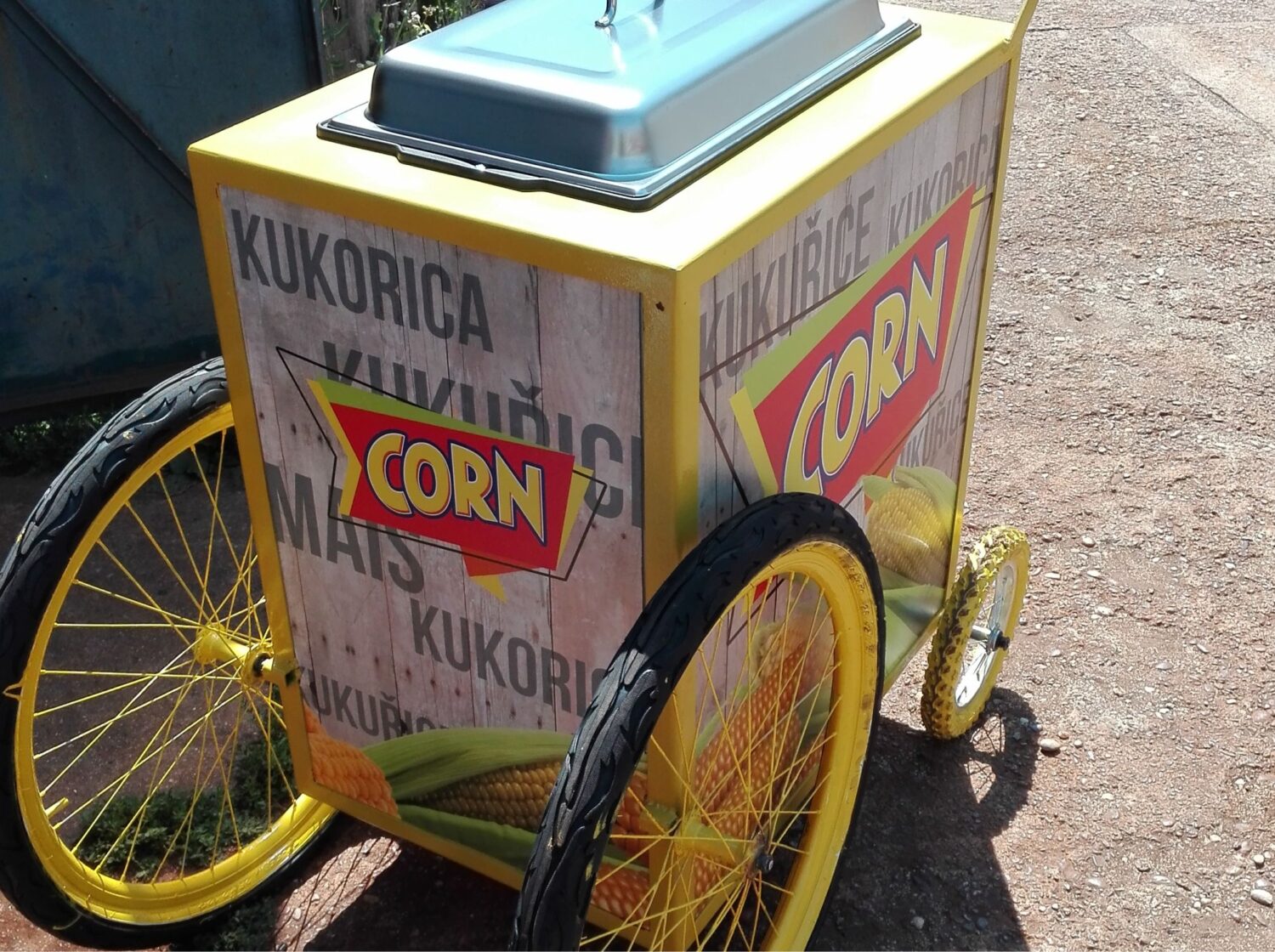 Főttkukorica árusító tologatós kocsi