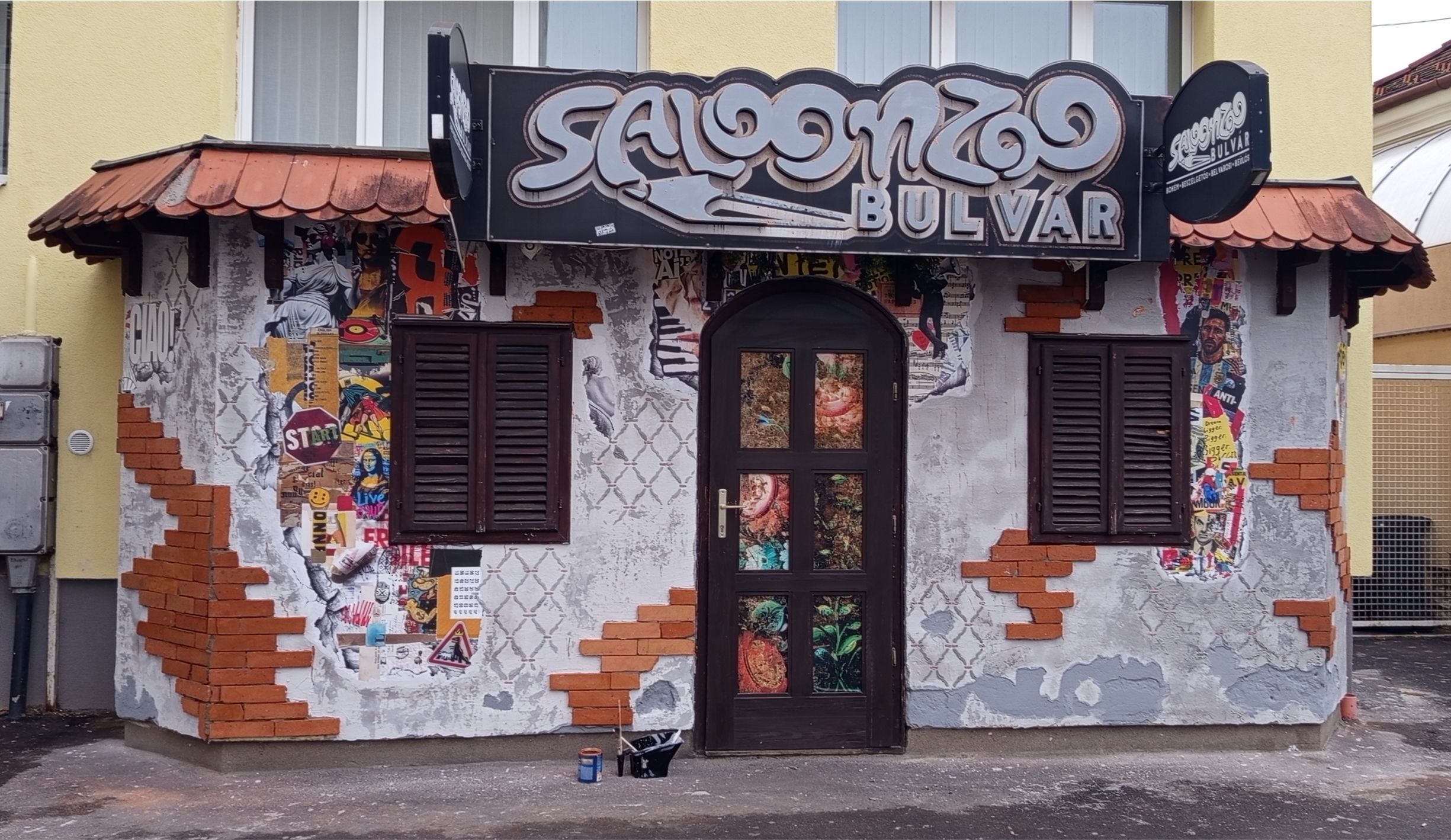 Kocsma homlokzata, téglával és egyedi design motívumokkal