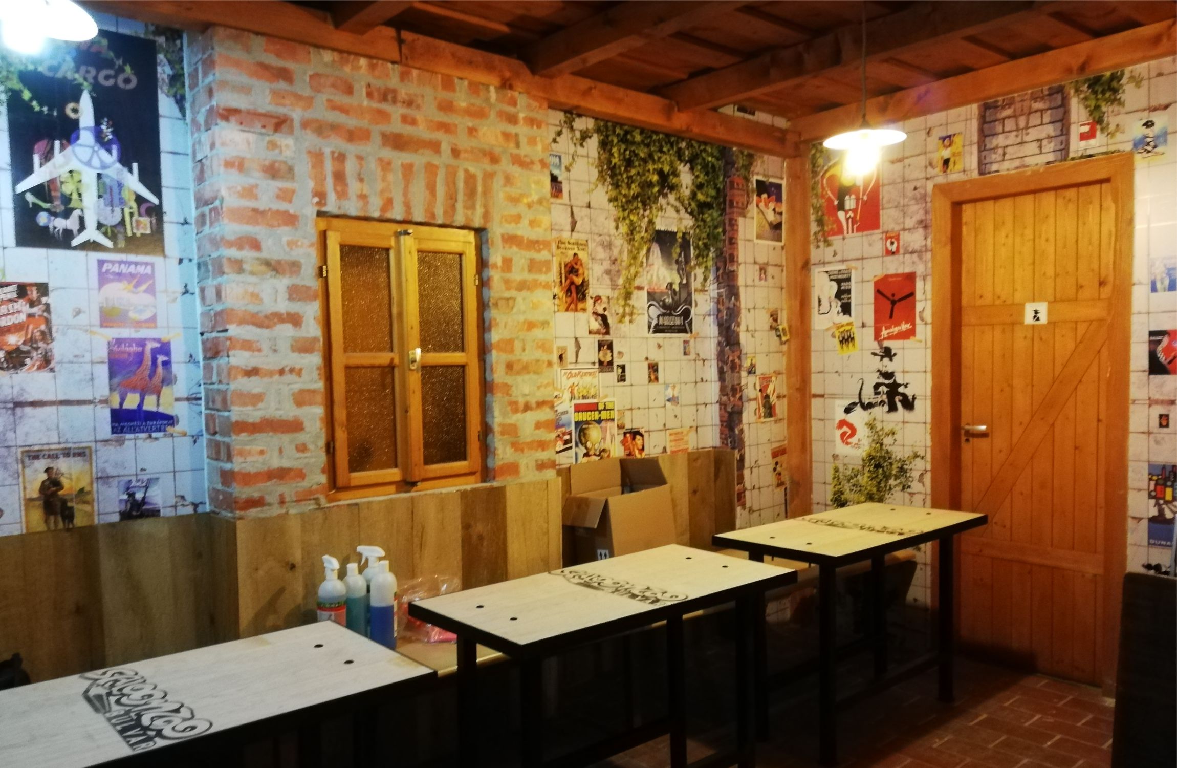 Részletkép romkocsma tapétázott faláról