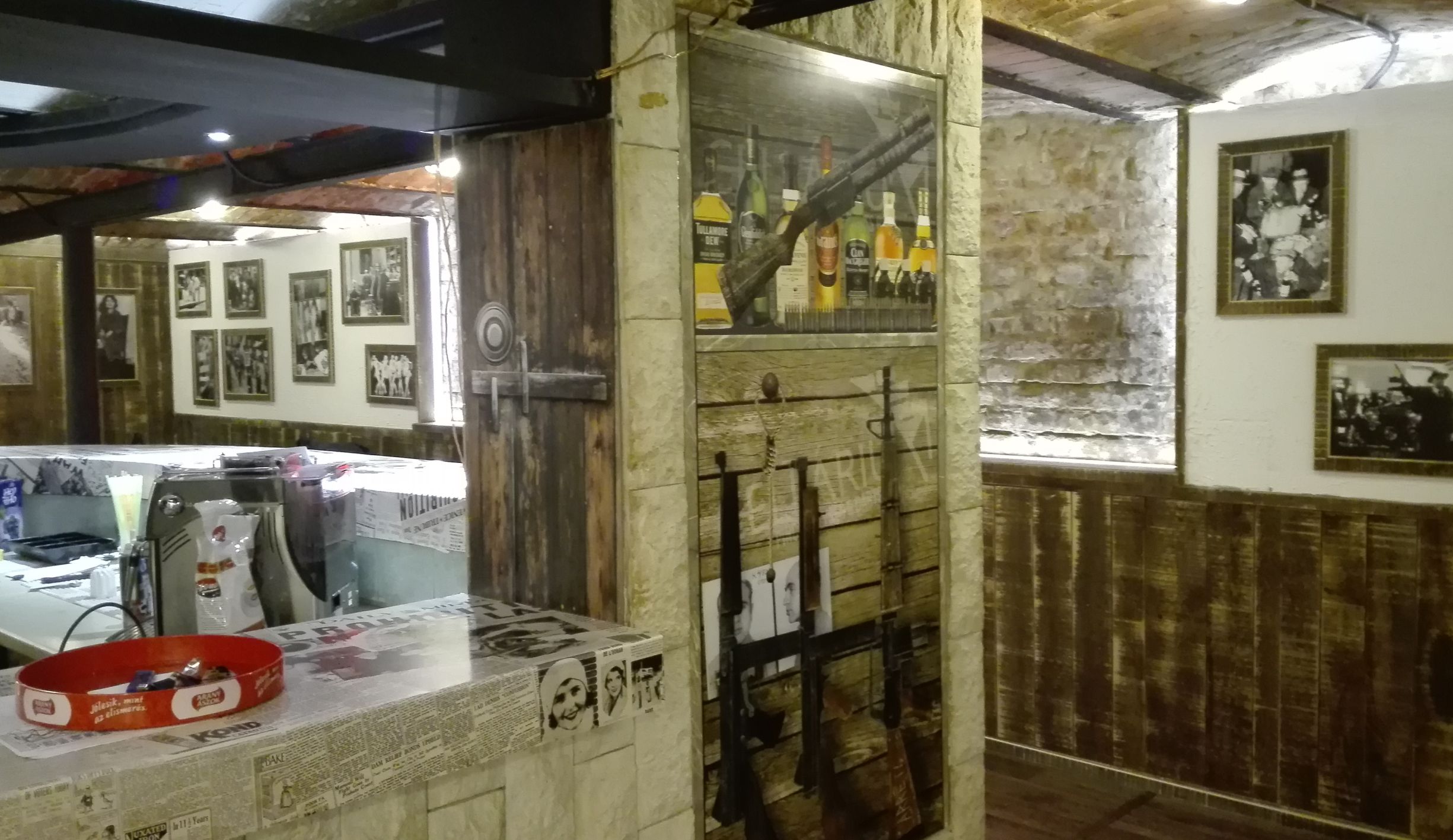 A szesztilalom hangulatát idéző darts pub, enteriőrje