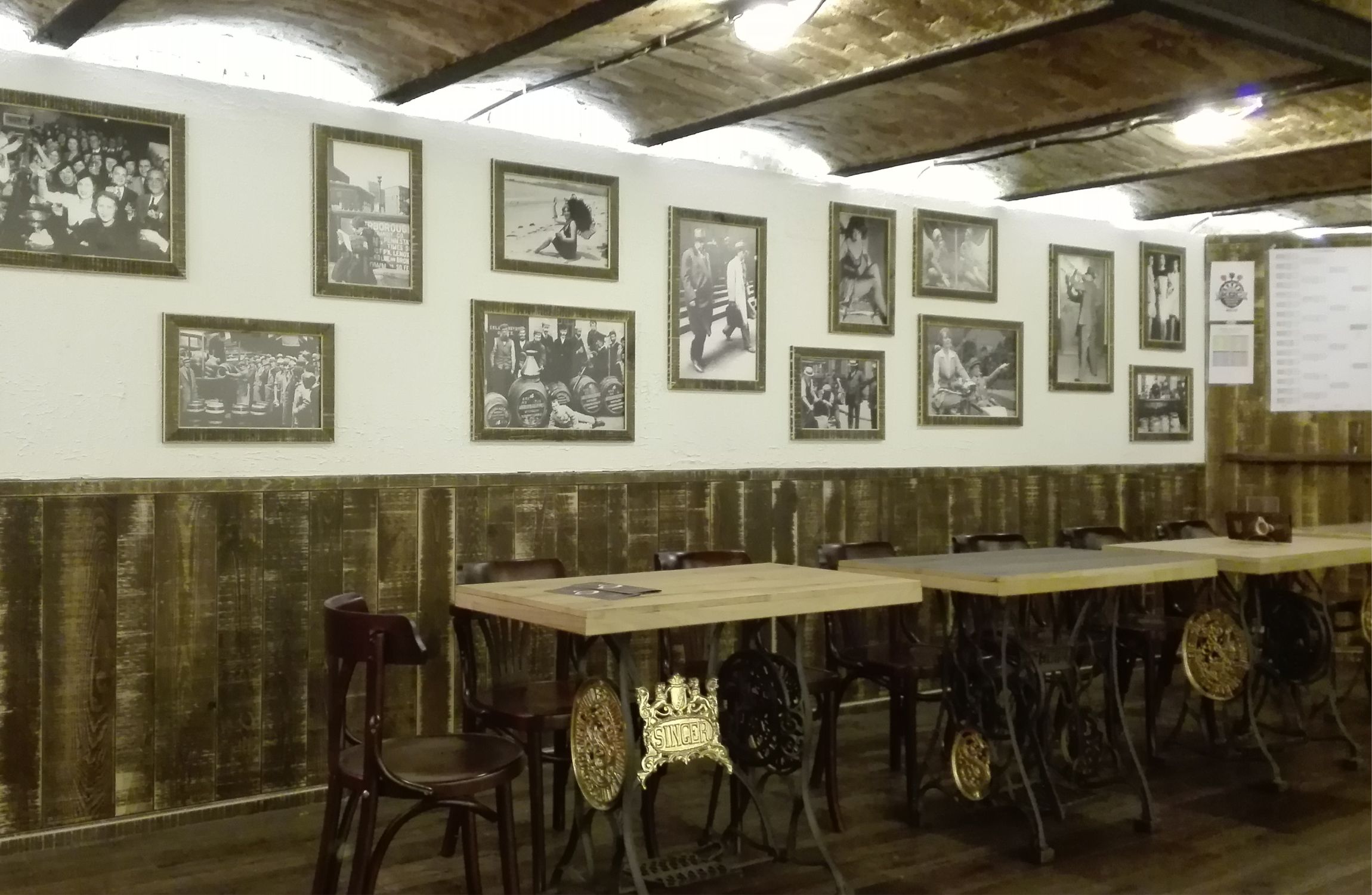 fekete-fehér maffiozós képek a falon