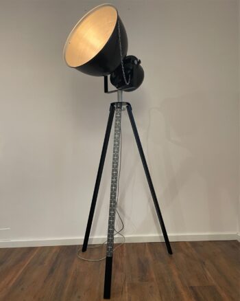 Karakteres, méretes, egyedi tervezésű ipari tripodlámpa, hatalmas búrával