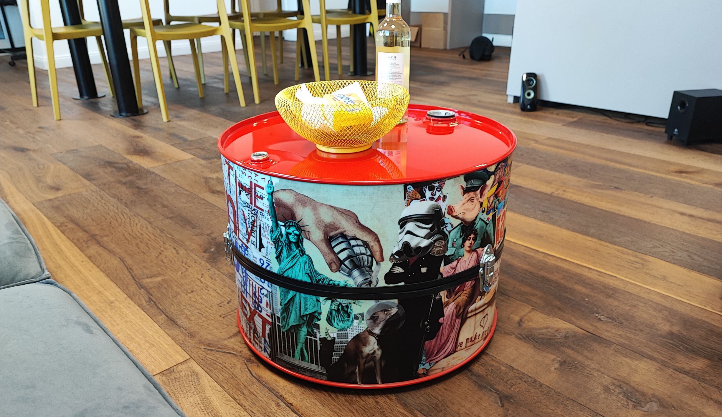 Dohányzóasztal a kanapé előtt, mellette tárgyalóasztal mustárszínű székekkel