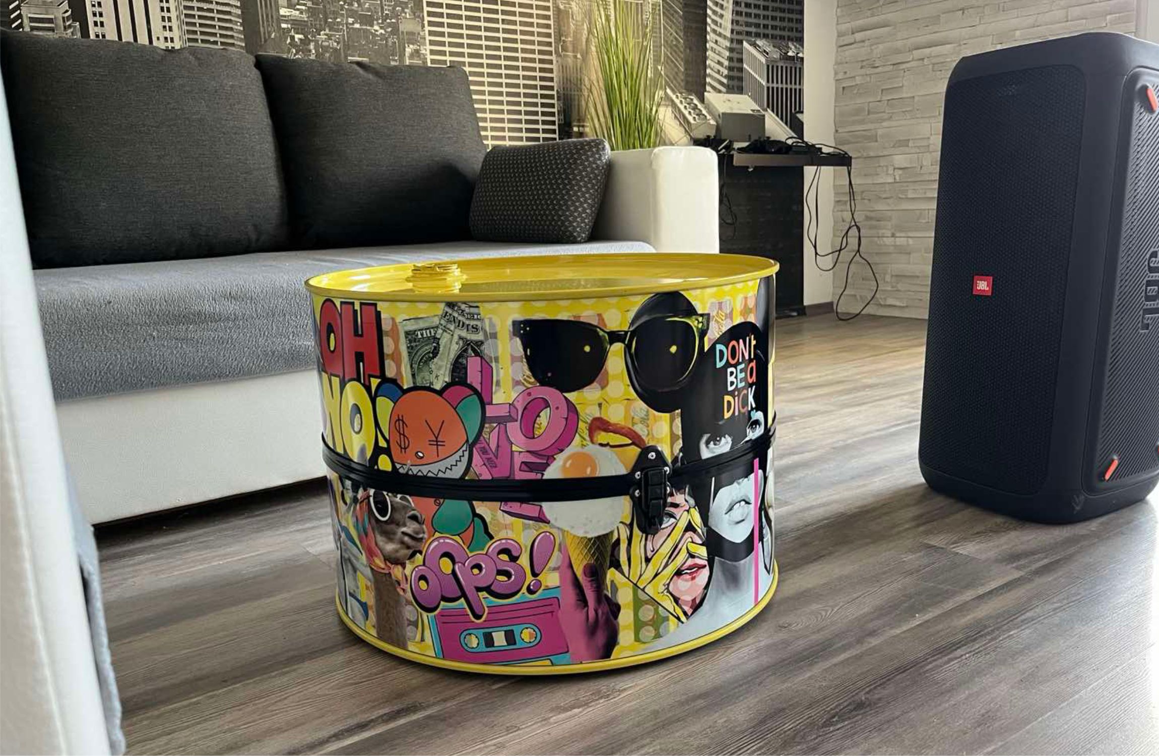 Pillanatképek dohányzóasztallal és faliképekkel