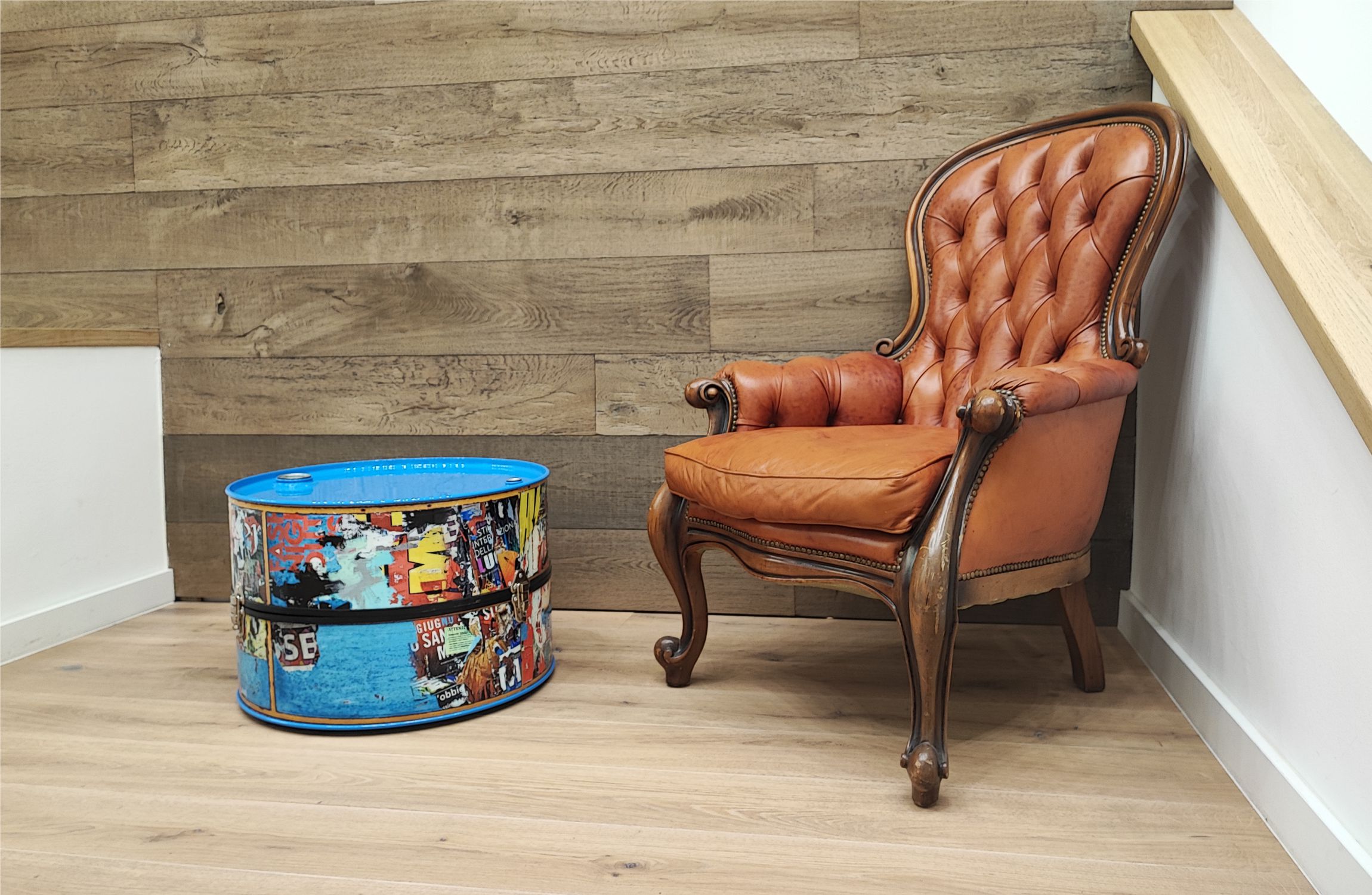 Dohányzóasztal, bőrfotellel tölgyfa fal előtt