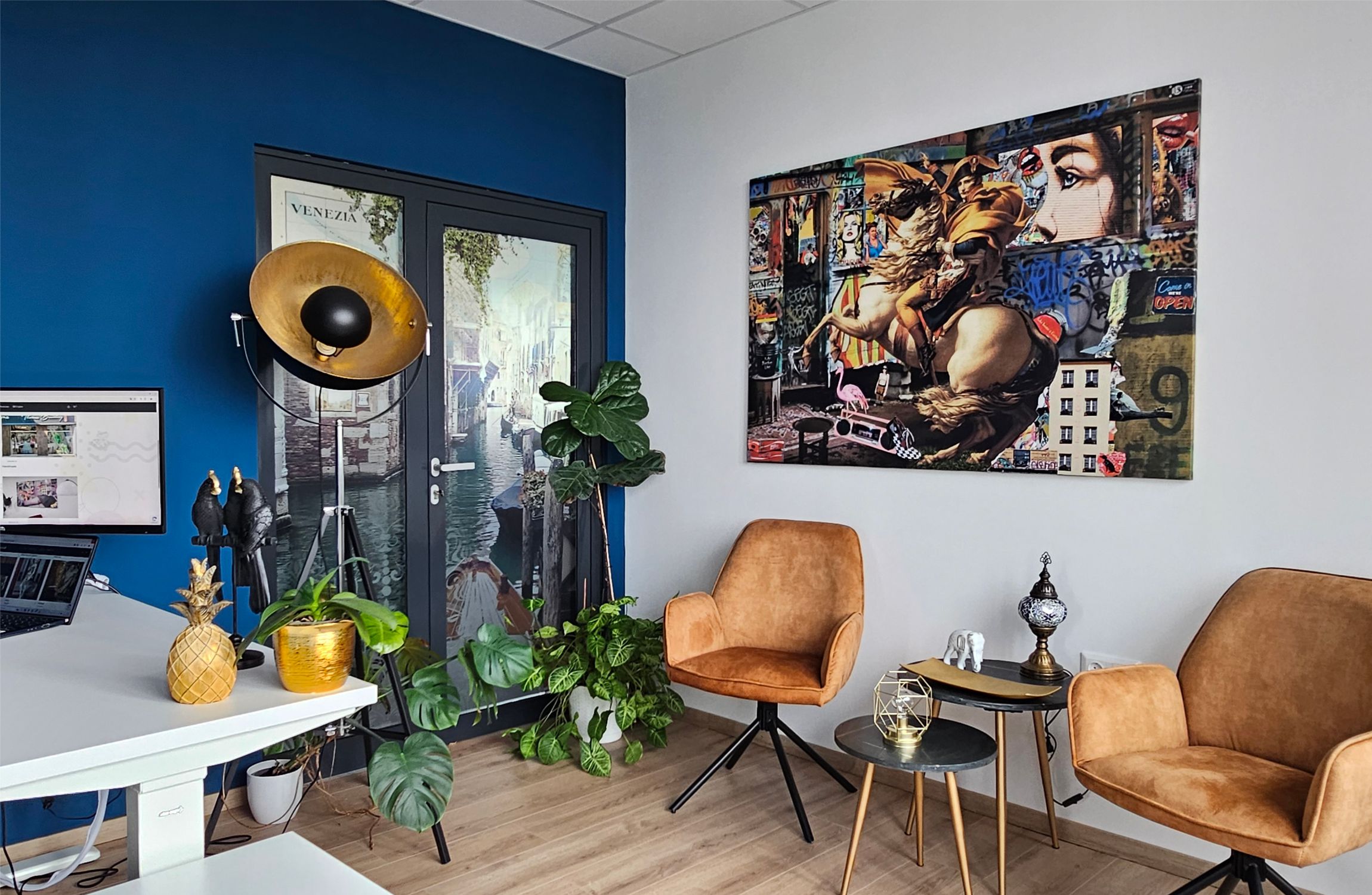 Iroda enteriör vászonképpel, kiegészítőkkel