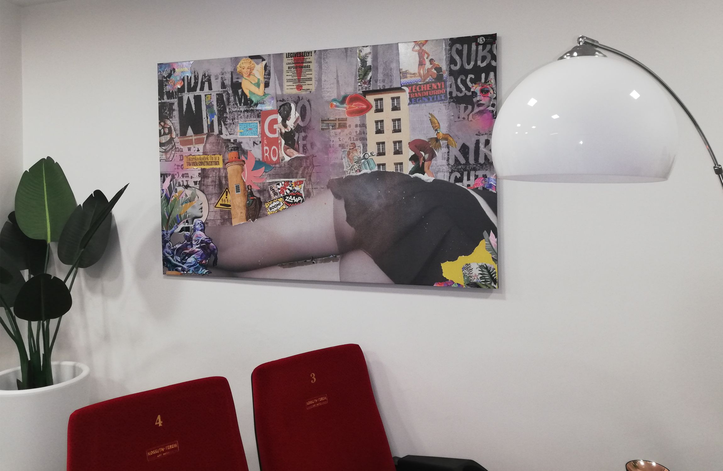 Moziszékek karfája az előtérben, mögötte kézzel készült wallart kép