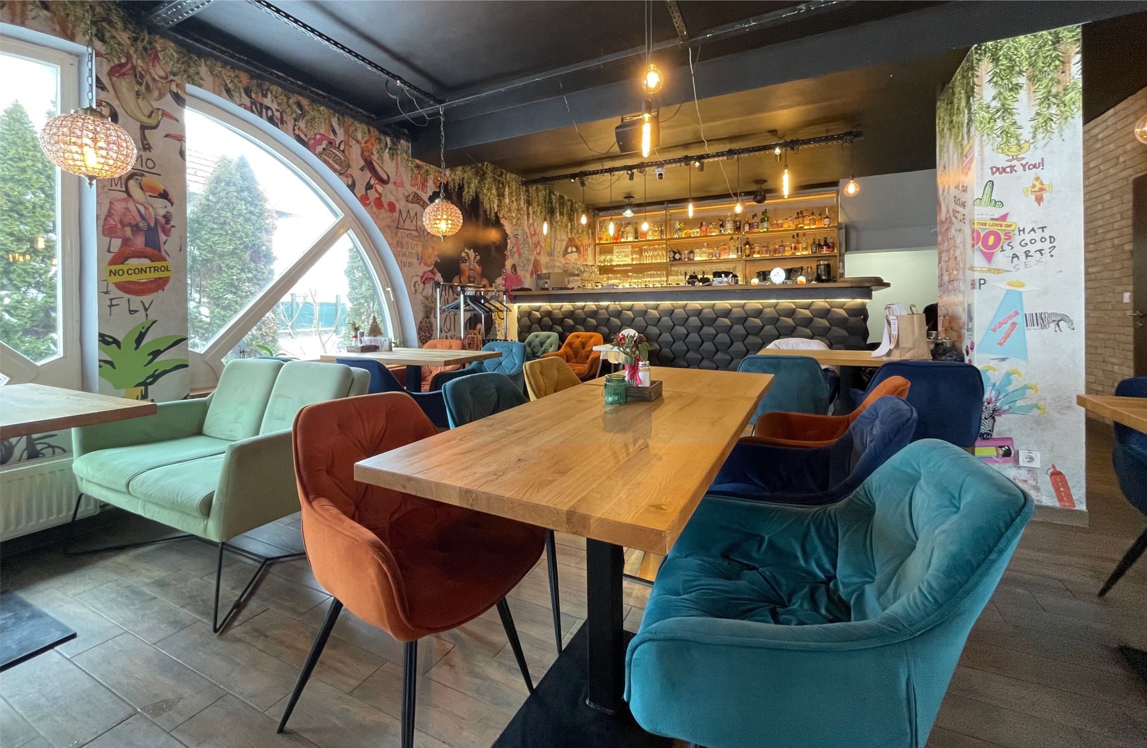 fa asztal, színes bútorok, hatalmas ablak, egyedi funky design tapéta