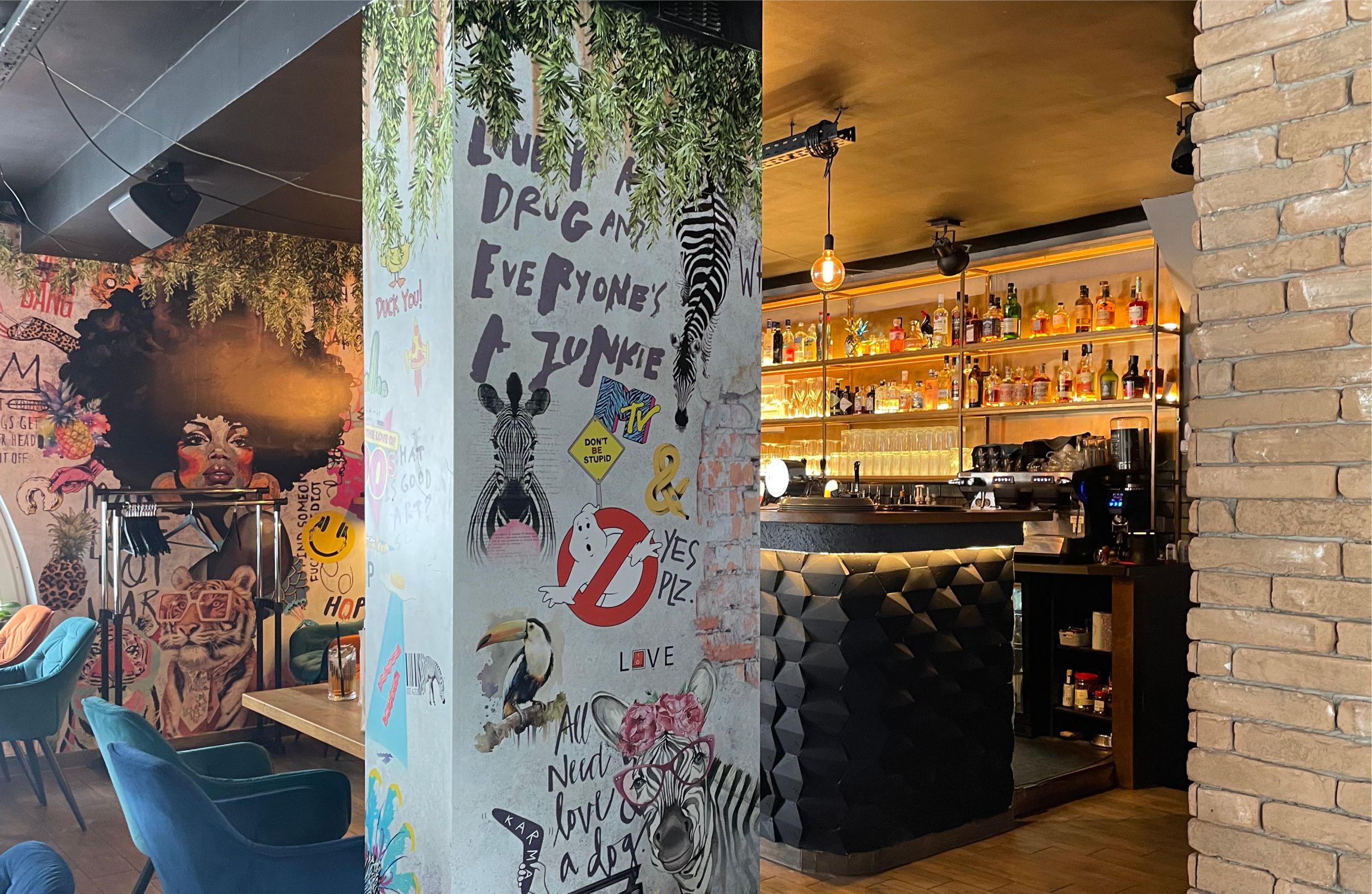 egy tartóoszlop az előtérben, egyedi színes tapétával