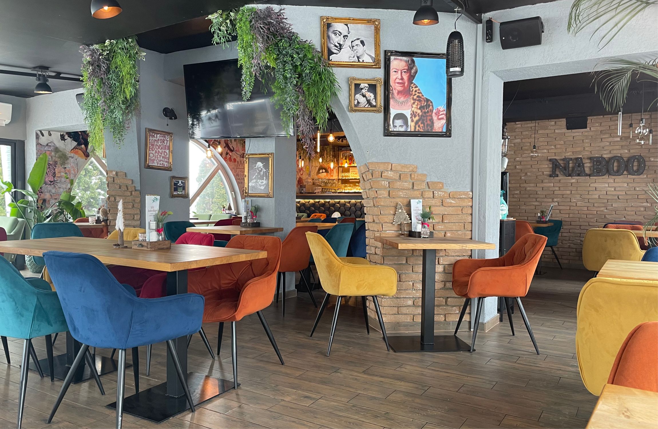 faragott képkeretben provokatív képek