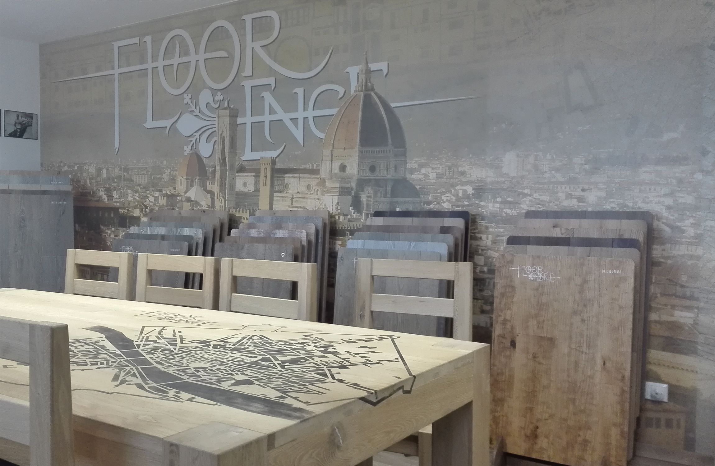 Firenze látképe a falon egyedi tapétával és robosztus fa asztal, firenze térképével megfestve