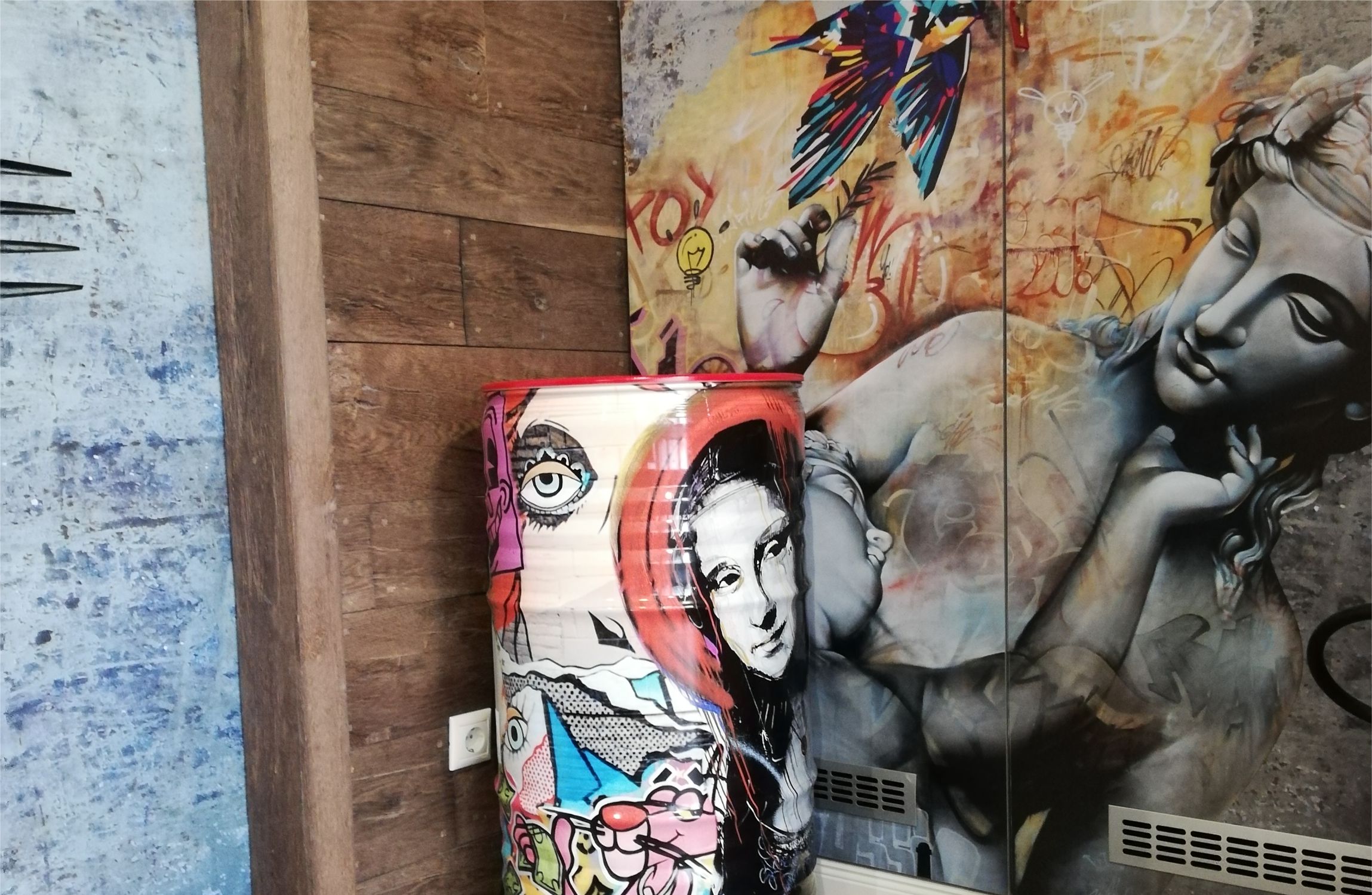 Streetart felületű szekrény, előtt hordó formájú szemetessel