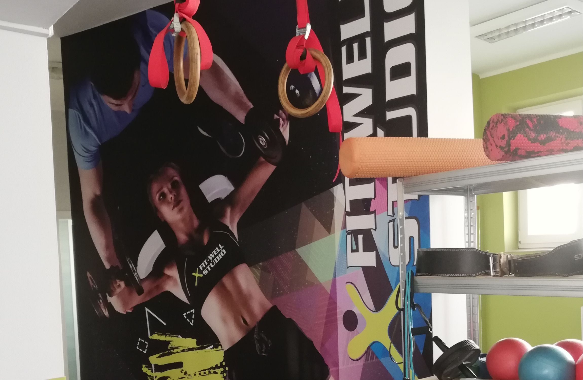 húzódzkodó gyűrű, háttérben sportolós tapétával