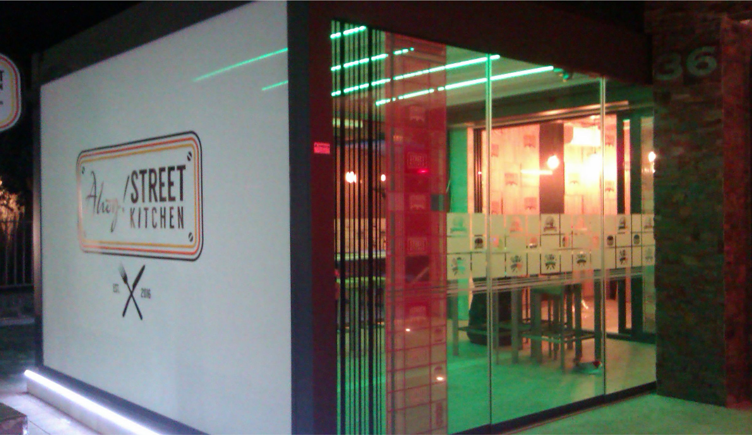 Hamburgerező portálja esti megvilágítással