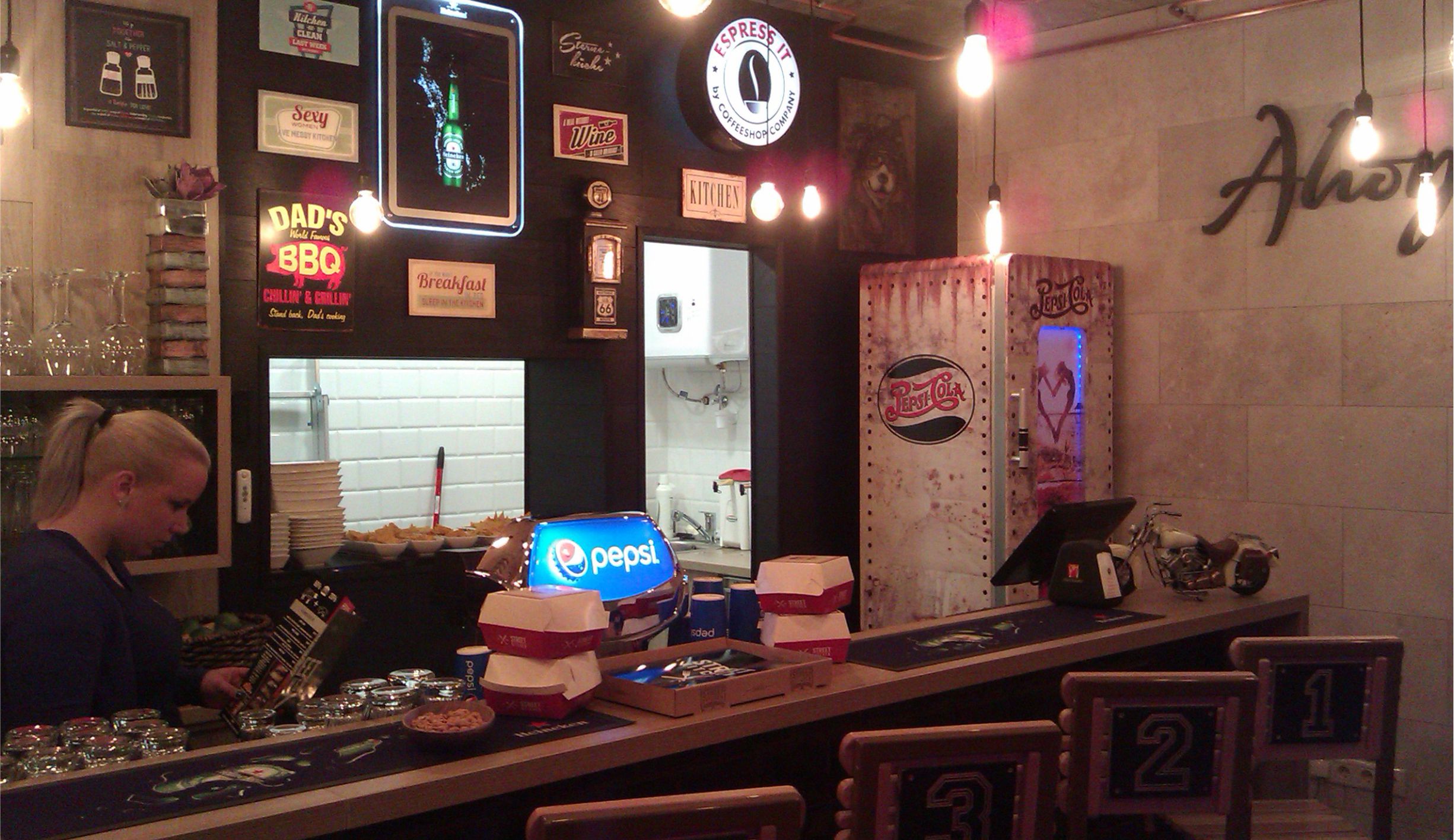 Hamburgerező pultja, retro hűtővel, tölgyfa falburkolattal, mészkő fallal