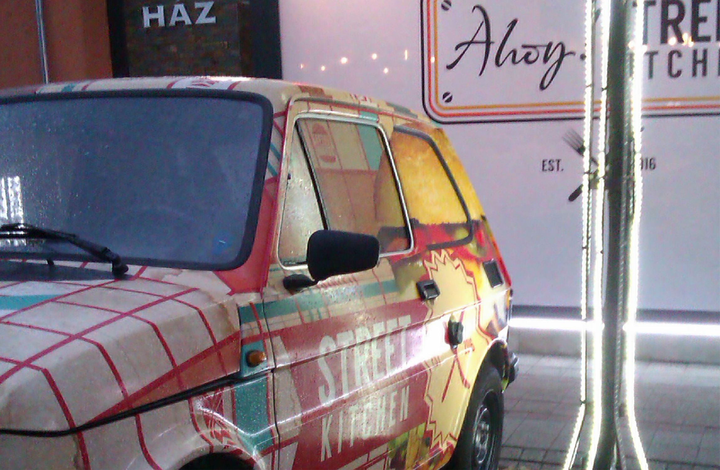 Hamburgerező pultja, retró pepsi hűtővel és izzókkal