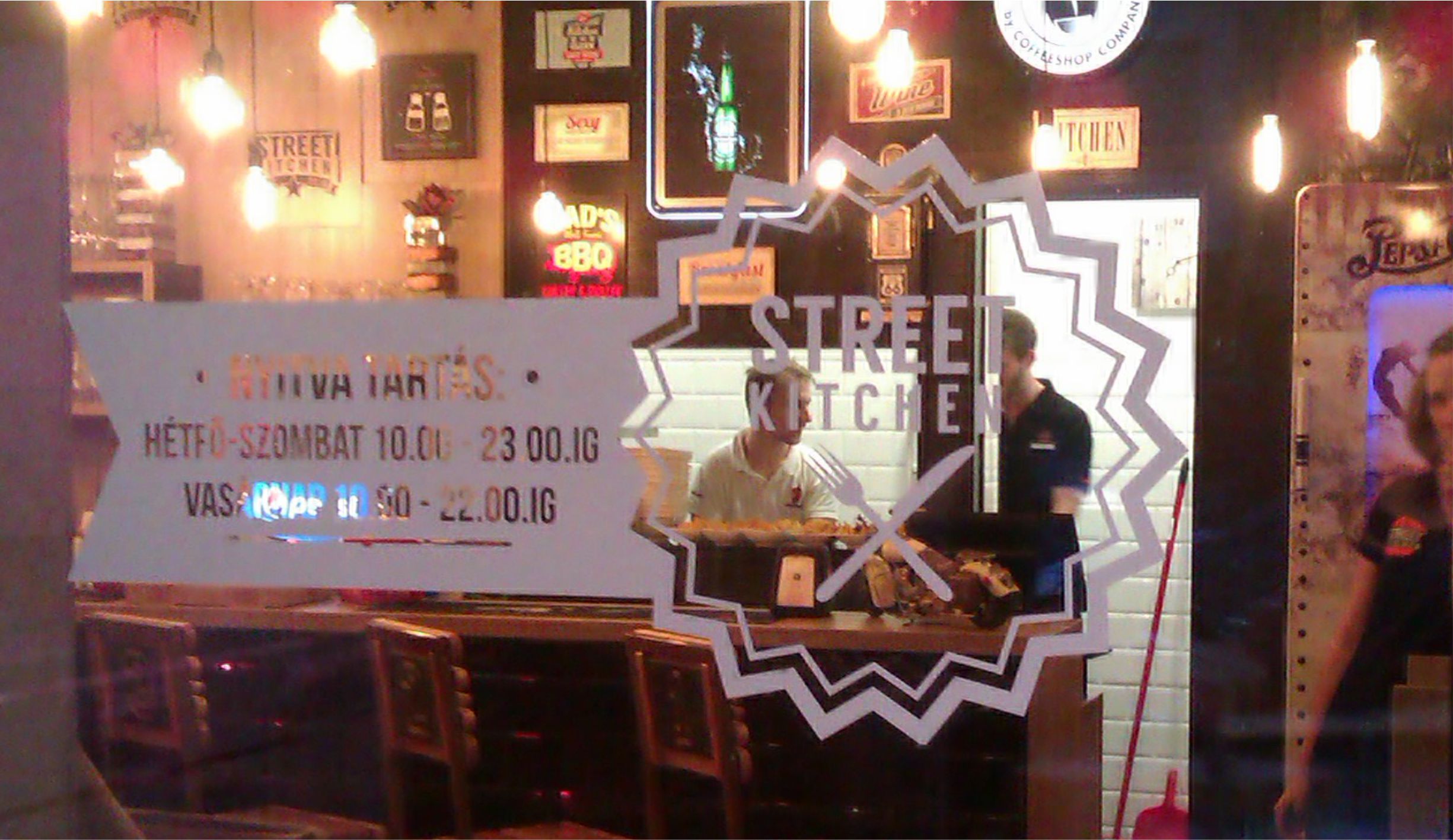 Vendéglátóhely üvegajtaján át bekukkantunk a belső színes és fényes világába