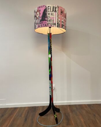 Állólámpa hokiütő lábakkal és egyedi kézzel készült lámpabúrával