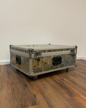 Indusztriális szerelődoboz dohányzóasztal, nyers megjelenéssel