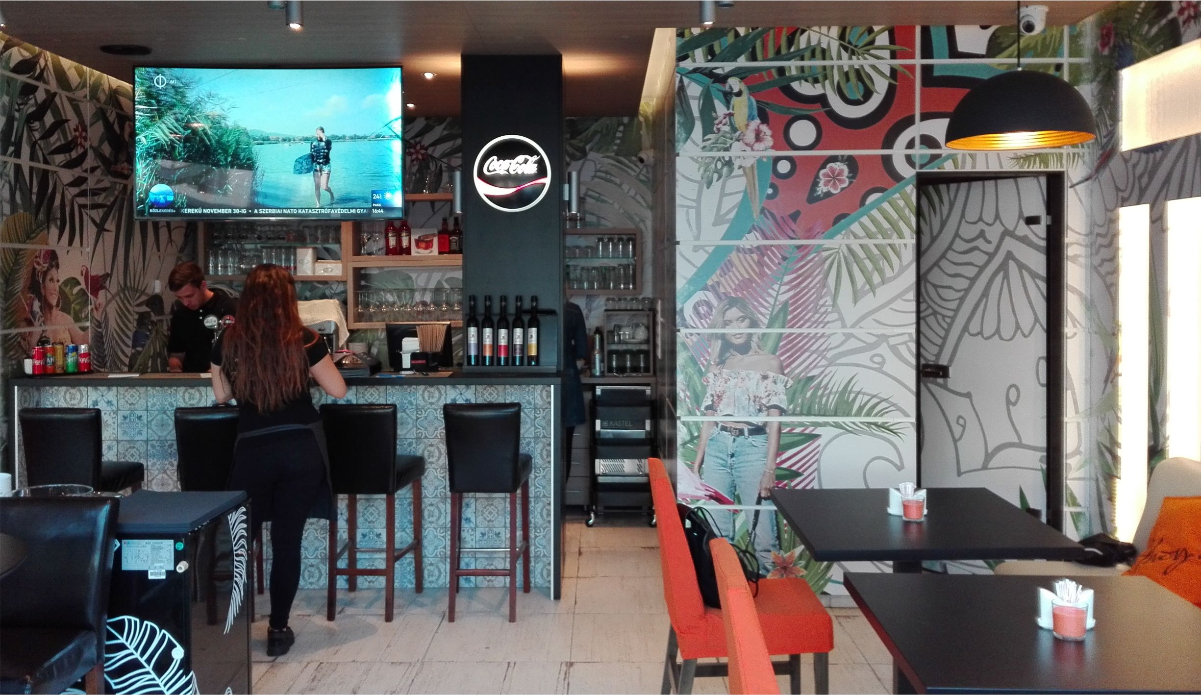Minimal gastrobar pultja és környezete tropical mintás falakkal