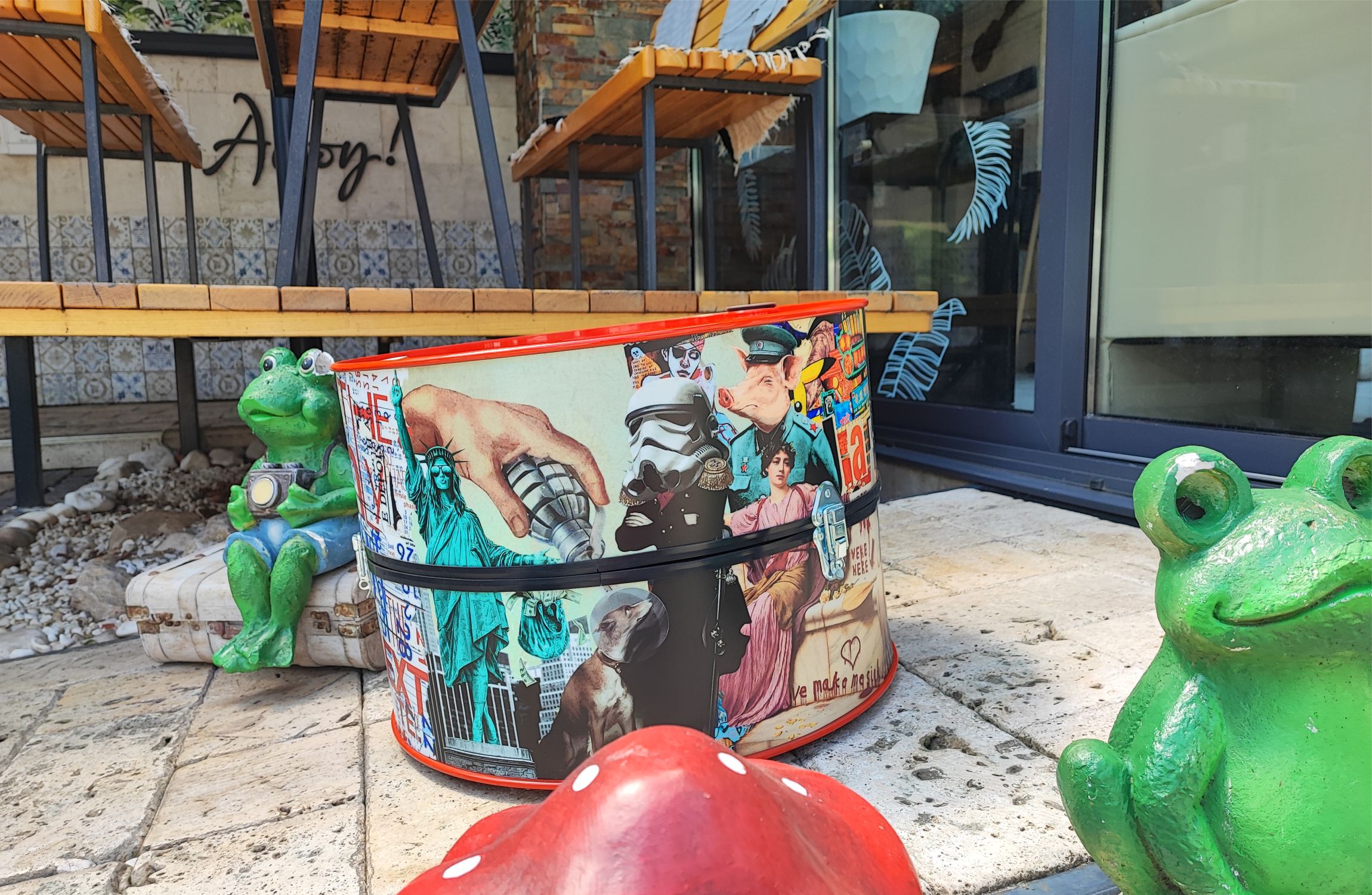 mini terasz, kerámia békával és dizájn asztallal